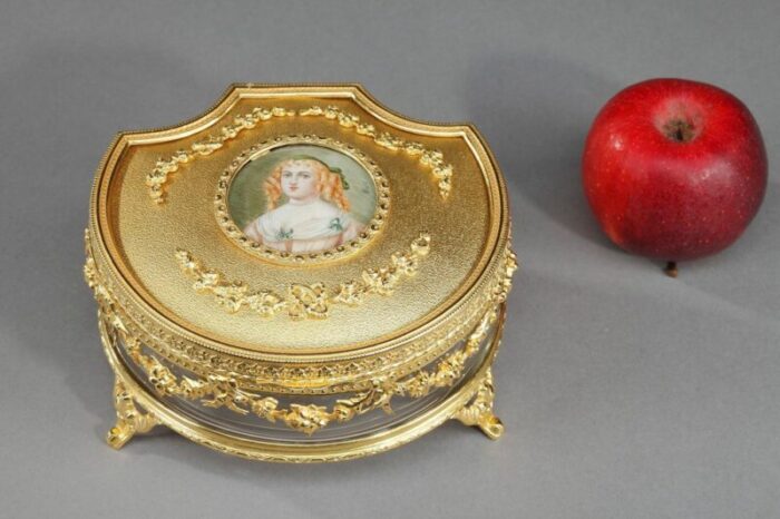 jewelry box with portrait of madame de sevigne 3