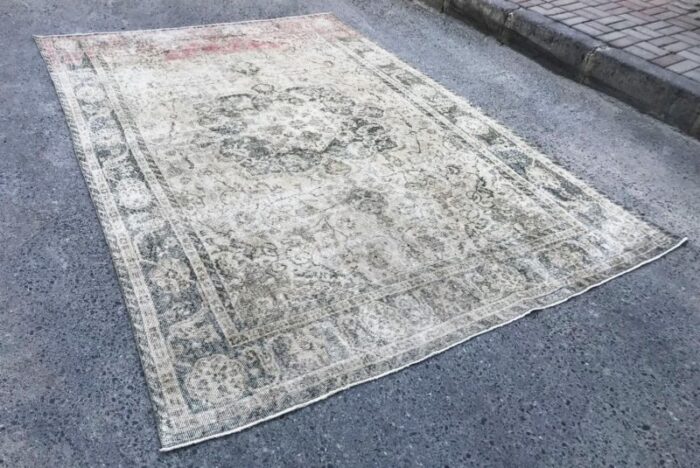 large vintage neutral pale rug 1980s 0849