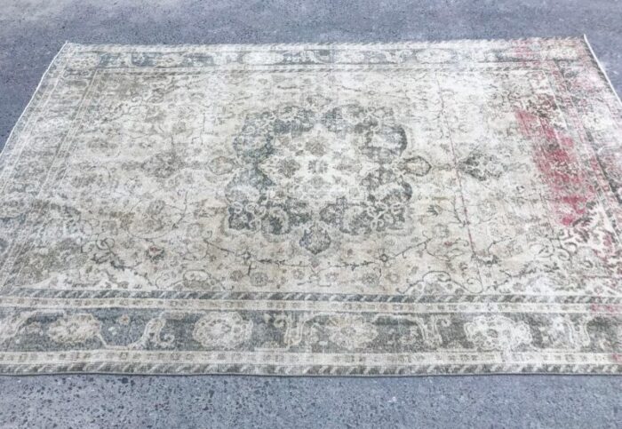 large vintage neutral pale rug 1980s 3242