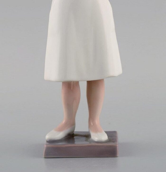 porcelain nurse figurine model number 2379 from bing grondahl 5