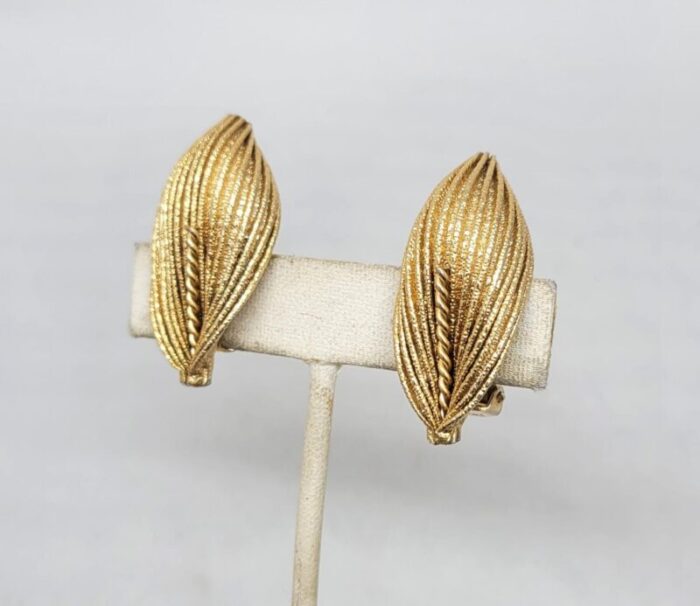 vintage 1950s signed napier goldtone calla lilly clip earrings 2 pieces 0024